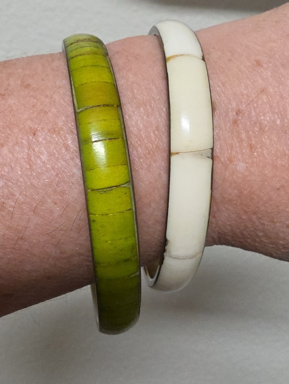 Cream and Dyed Green Inlaid Bone & Brass Bangle Set - Picture 3 of 4